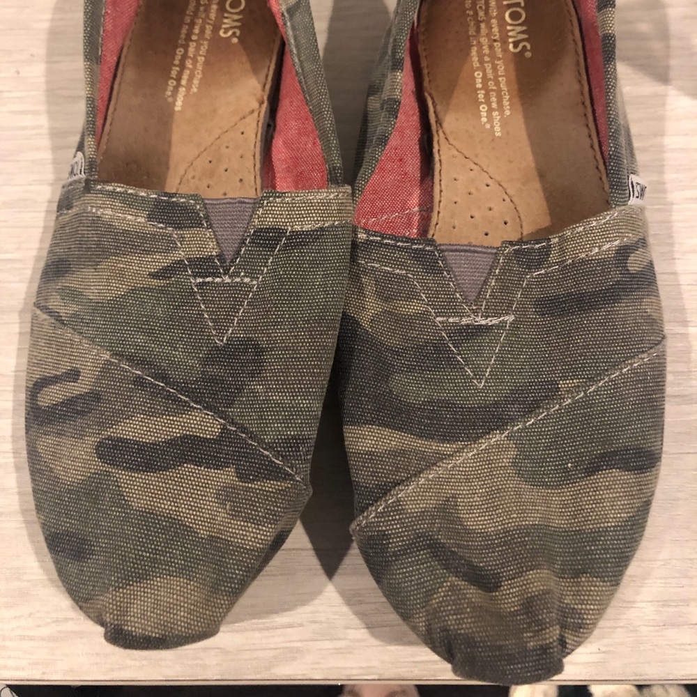 TOMS camo slides